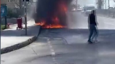 İstanbul Başakşehir’de seyir halindeyken motor kısmında yangın çıkan kapalı kasa