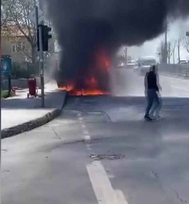İstanbul Başakşehir’de seyir halindeyken motor kısmında yangın çıkan kapalı kasa
