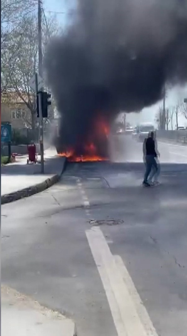 İstanbul Başakşehir’de seyir halindeyken motor kısmında yangın çıkan kapalı kasa