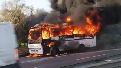 İSTANBUL – Bayrampaşa’da sabah saatlerinde seyir halindeki bir servis midibüsünde