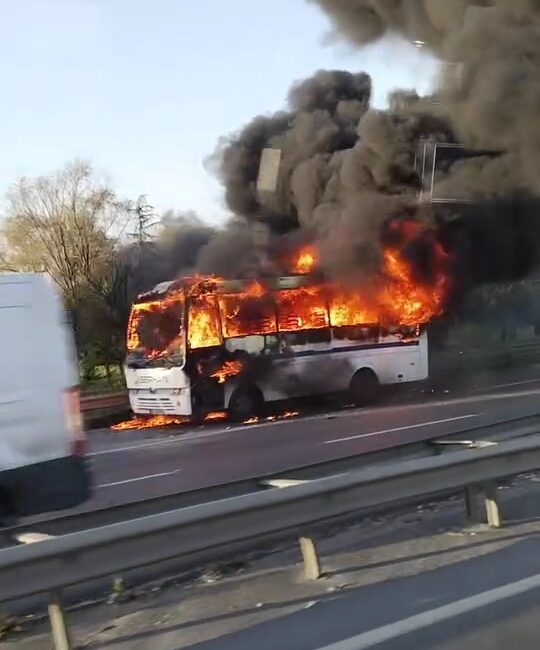 İSTANBUL – Bayrampaşa’da sabah saatlerinde seyir halindeki bir servis midibüsünde