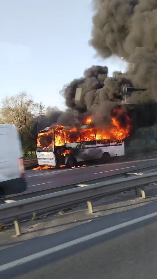 İSTANBUL – Bayrampaşa’da sabah saatlerinde seyir halindeki bir servis midibüsünde