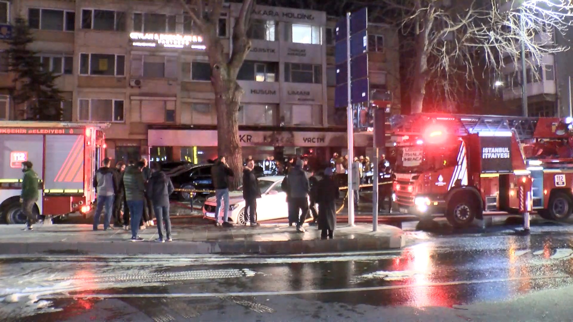 Beşiktaş’ta bir araç kiralama şirketinin önünde park halindeki otomobilde başlayan