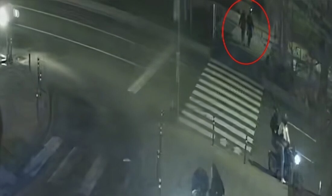 İstanbul Beşiktaş’ta yolun karşısına geçmek isteyen iki arkadaşa otomobil çarptı.