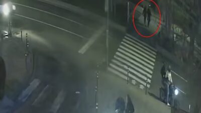 İstanbul Beşiktaş’ta yolun karşısına geçmek isteyen iki arkadaşa otomobil çarptı.