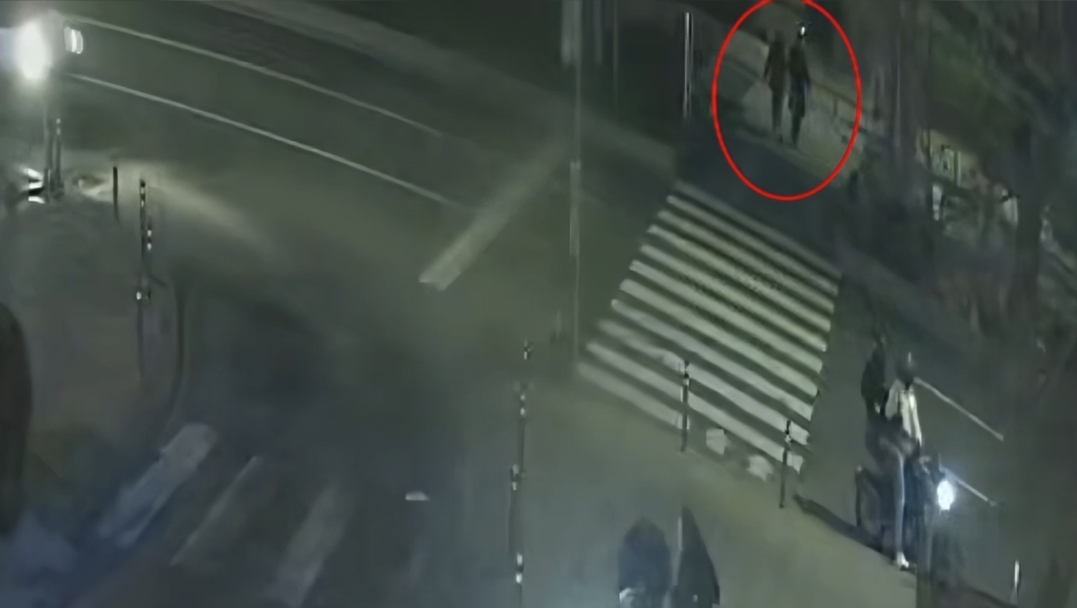 İstanbul Beşiktaş’ta yolun karşısına geçmek isteyen iki arkadaşa otomobil çarptı.