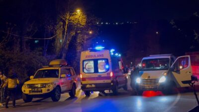 İstanbul Beykoz’da servis minibüsü ile otomobilin kafa kafaya çarpışması sonucu