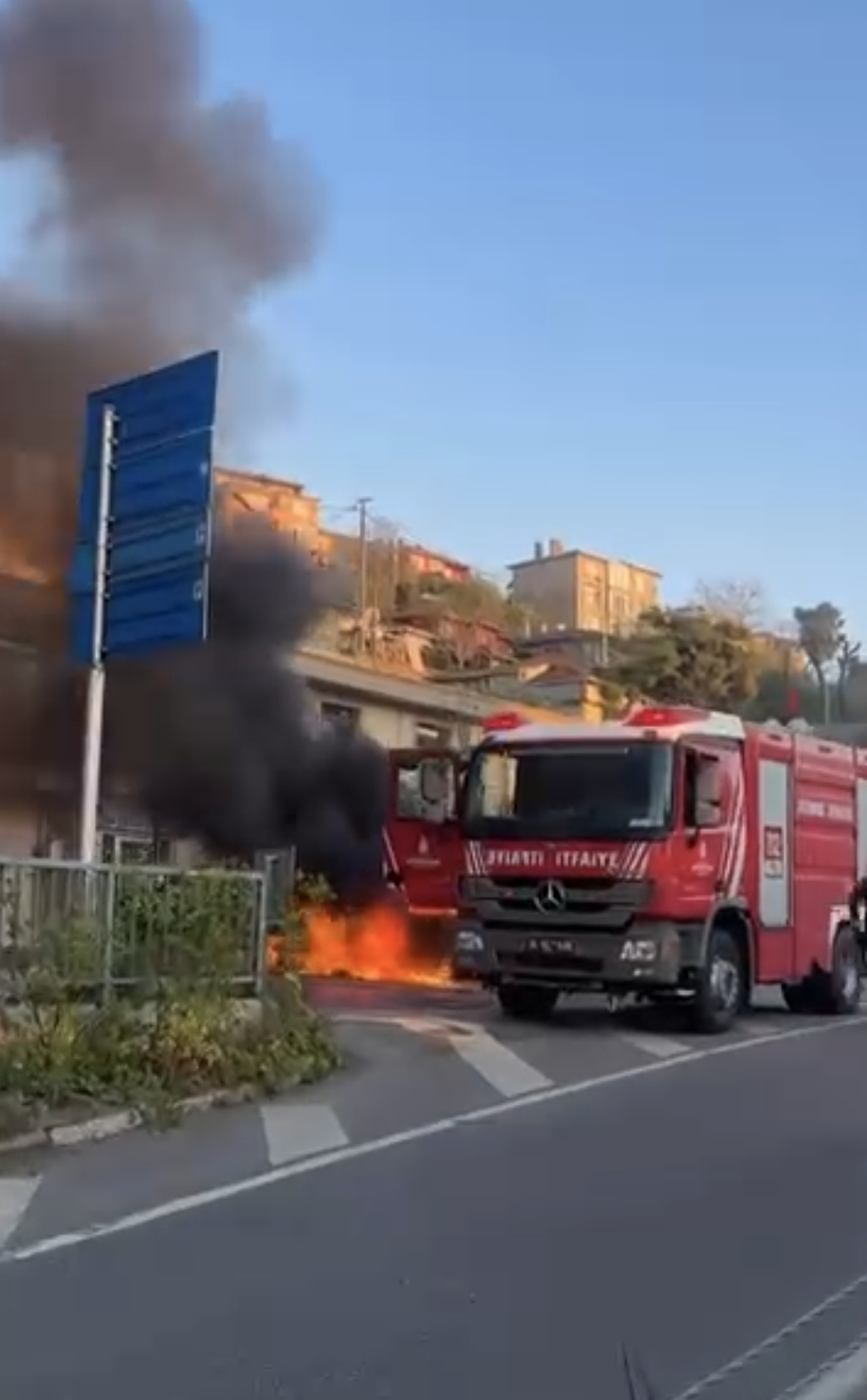 İSTANBUL – Beykoz’da seyir halindeyken motor kısmından dumanlar yükselen otomobil,