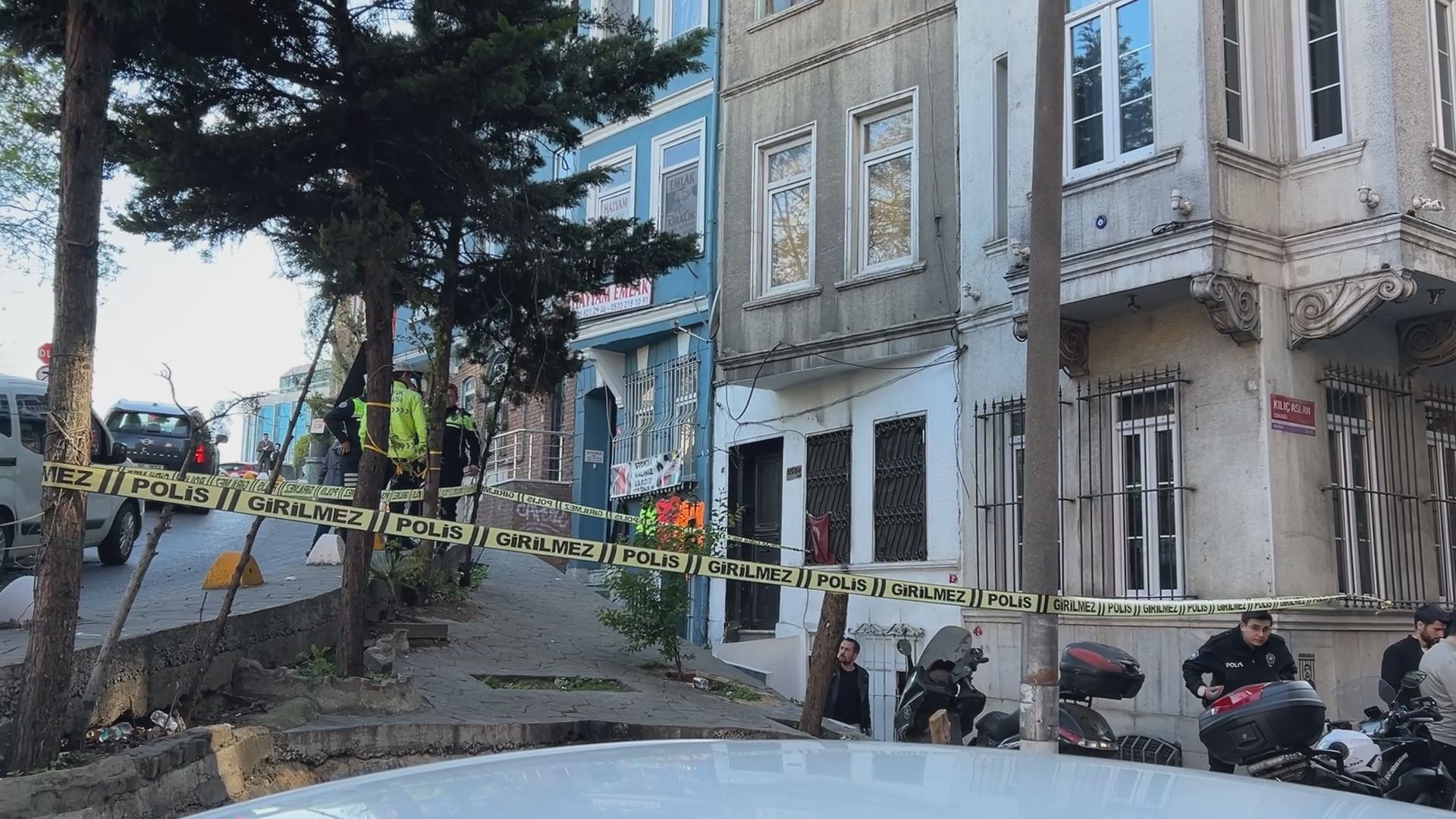 İstanbul Beyoğlu’nda, bodrum katındaki evinde hareketsiz yatan ve üzerinden kimlik