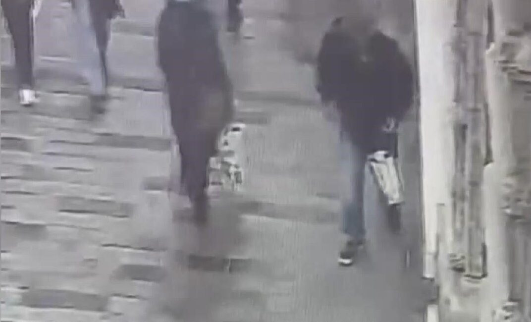 İSTANBUL Beyoğlu’nda kaldırımda unutulan bir bez çantayı çaldığı tespit edilen