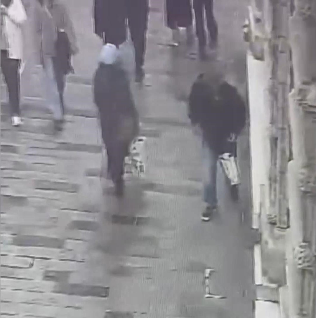 İSTANBUL Beyoğlu’nda kaldırımda unutulan bir bez çantayı çaldığı tespit edilen