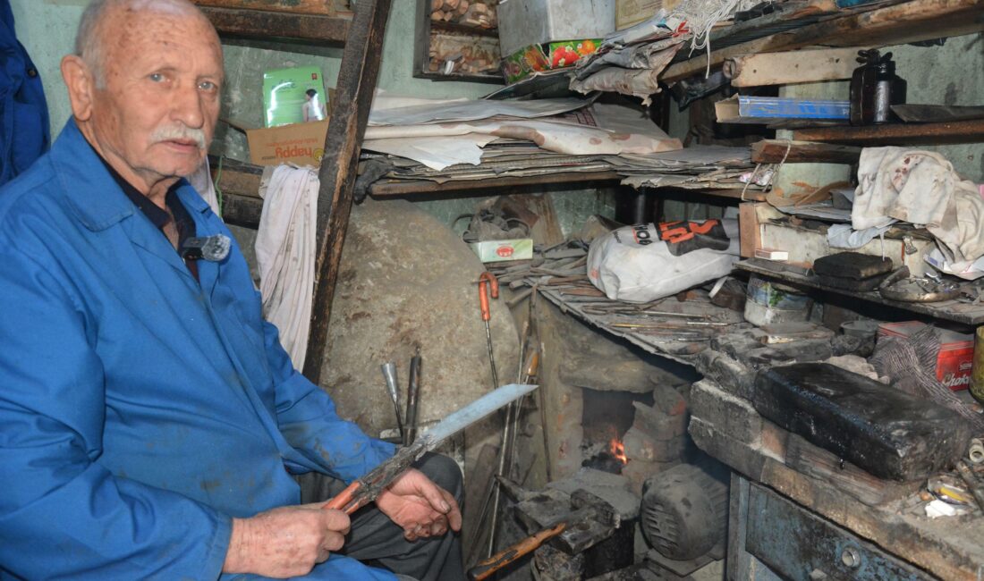 Manisa’nın Demirci ilçesinde yaşayan 77 yaşındaki bıçak ustası Orhan Karakaya,