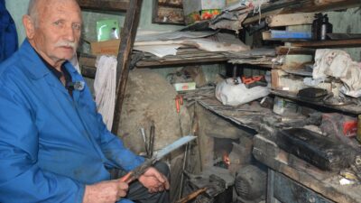 Manisa’nın Demirci ilçesinde yaşayan 77 yaşındaki bıçak ustası Orhan Karakaya,