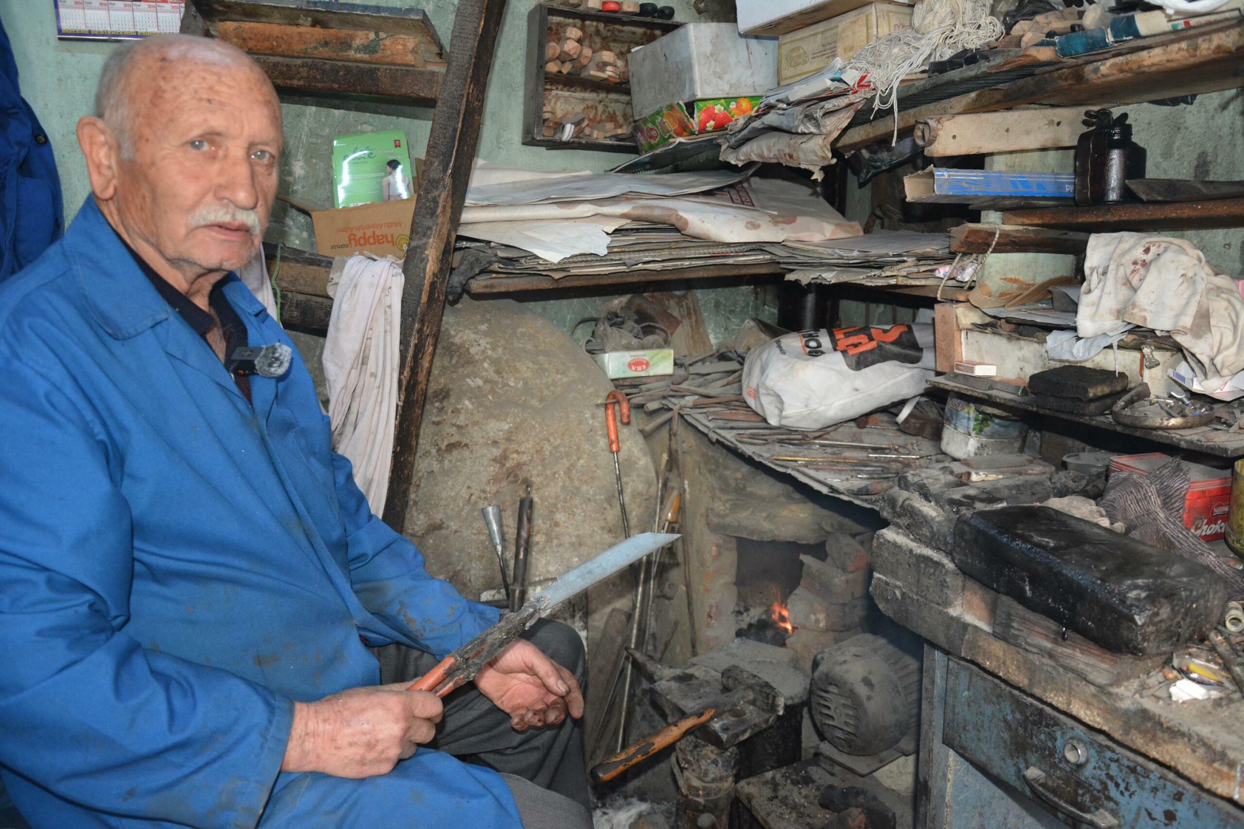 Manisa’nın Demirci ilçesinde yaşayan 77 yaşındaki bıçak ustası Orhan Karakaya,