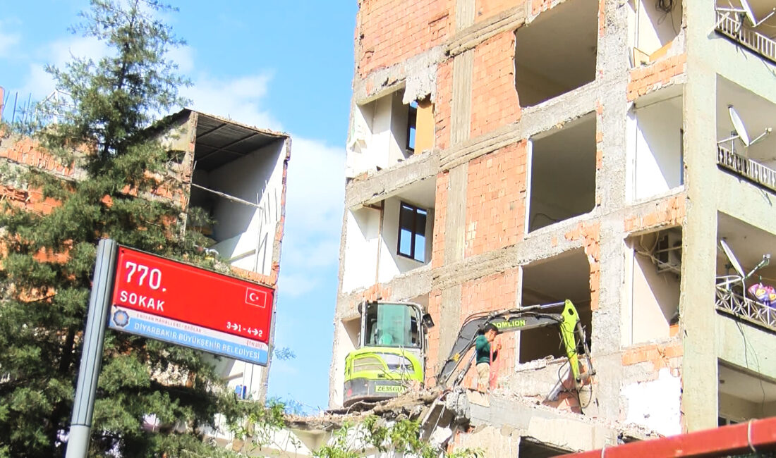 Diyarbakır’ın Bağlar ilçesinde ağır hasarlı 5 katlı bir binanın yıkımı