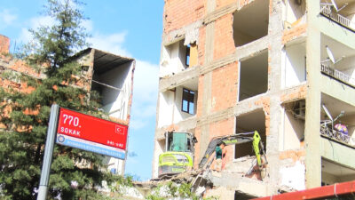 Diyarbakır’ın Bağlar ilçesinde ağır hasarlı 5 katlı bir binanın yıkımı