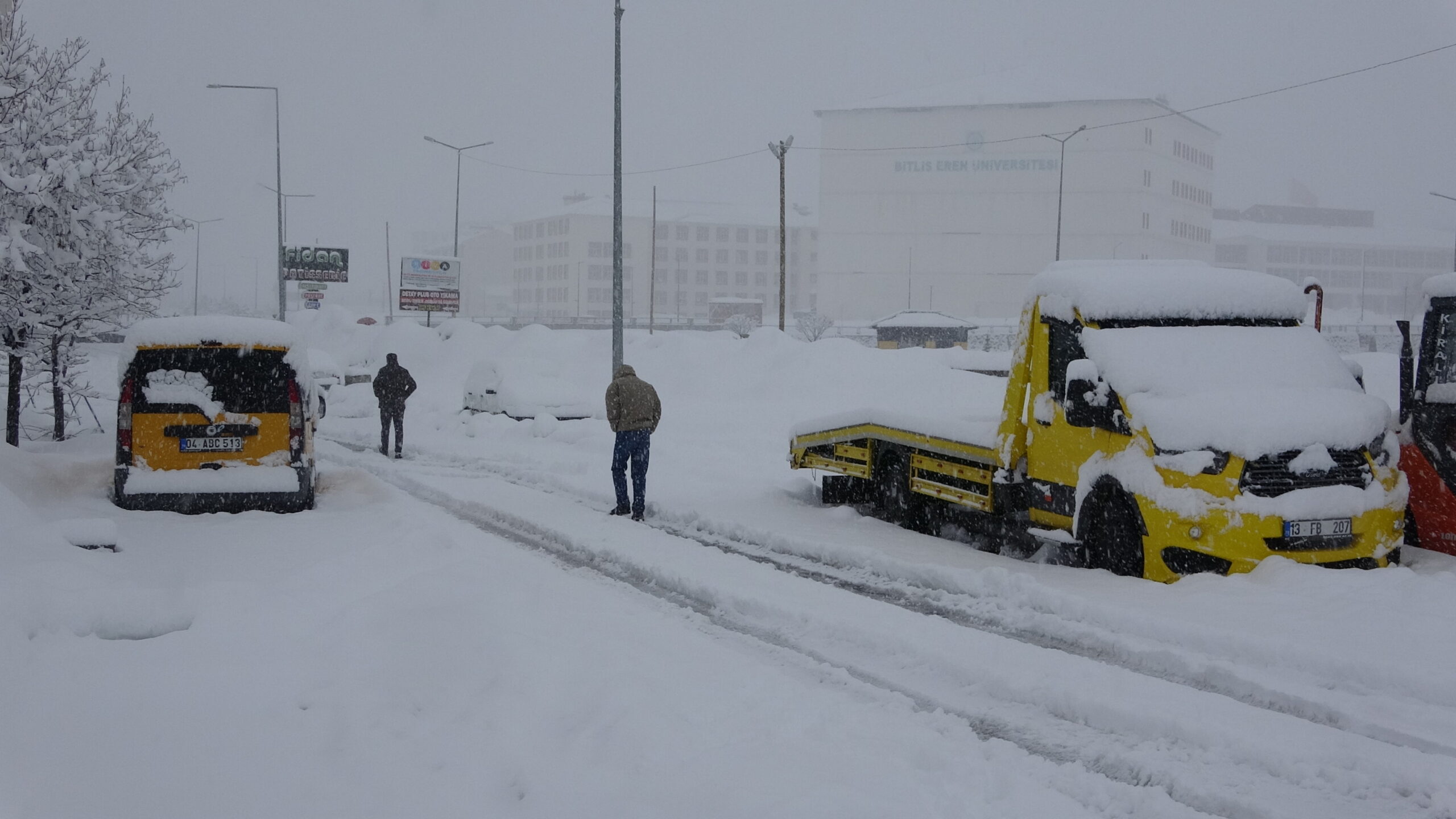 Bitlis’te nisan ayının ortasında etkili olan yoğun kar yağışı hayatı