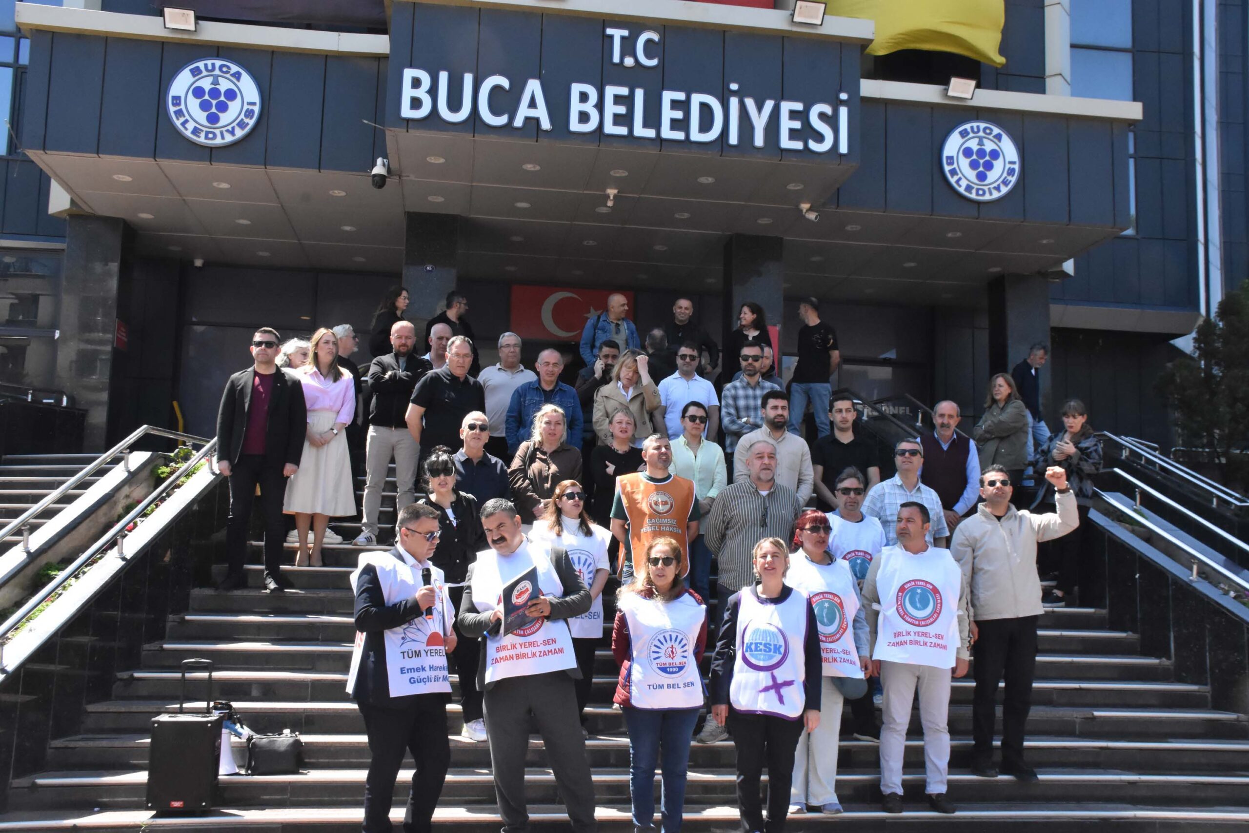 İzmir’in Buca ilçesinde belediye bünyesinde görev yapan memurlar, geriye dönük