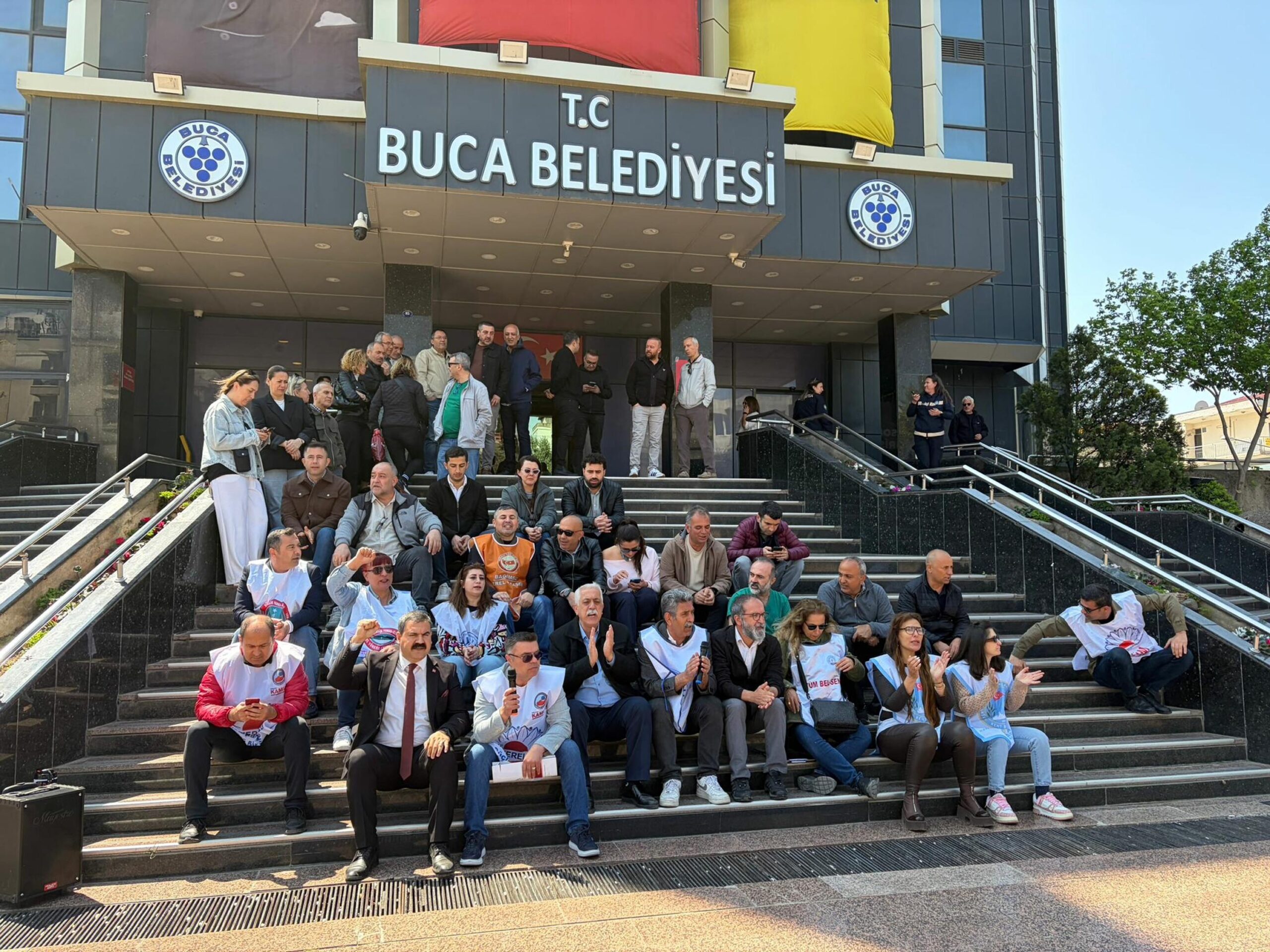 İzmir’in Buca ilçesinde belediye bünyesinde görev yapan memurlar, geriye dönük