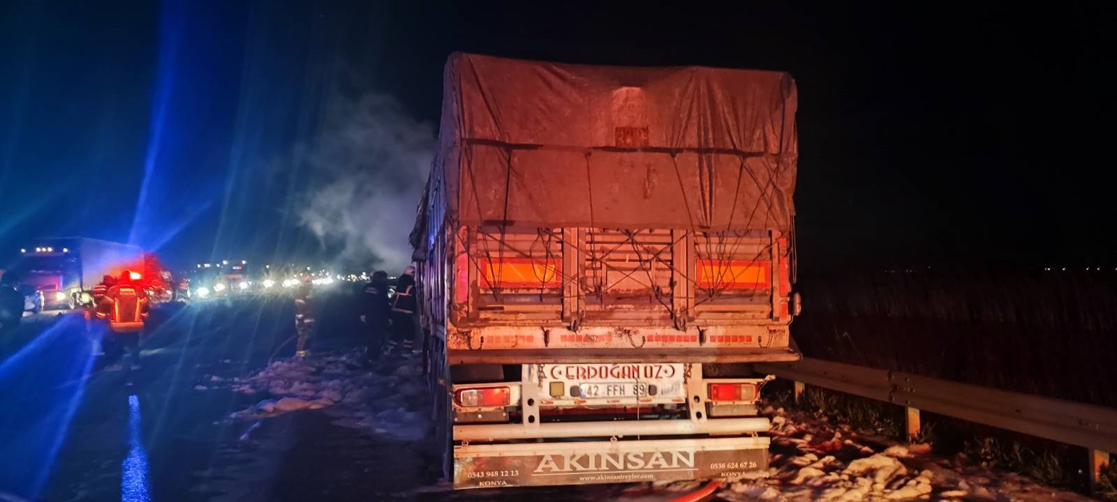 Bursa’nın Karacabey ilçesinde seyir halindeyken alev alan buğday yüklü TIR,
