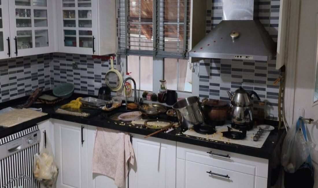 Bursa’nın İnegöl ilçesinde, mutfakta yemek yaparken düdüklü tencerenin basınç nedeniyle