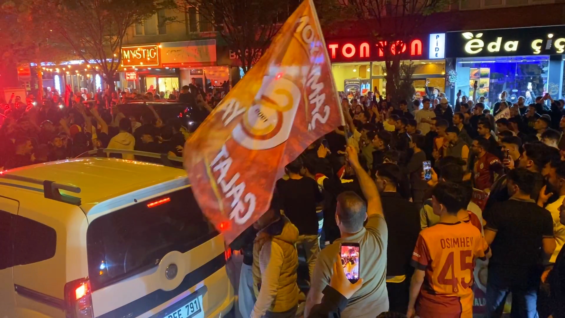 BURSA – Bursa’nın İnegöl ilçesinde, Galatasaray’ın Fenerbahçe karşısında elde ettiği