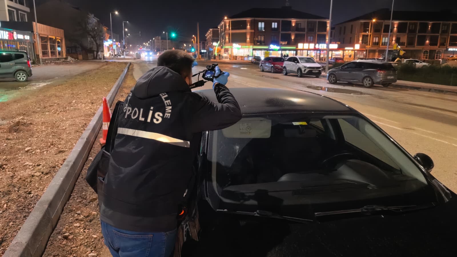 Bursa’nın İnegöl ilçesinde seyir halindeki bir otomobile yorgun mermi isabet