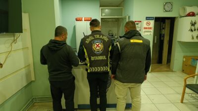 İstanbul Büyükçekmece’de trafikte yaşanan “yol verme” tartışması, bir sürücünün aracına