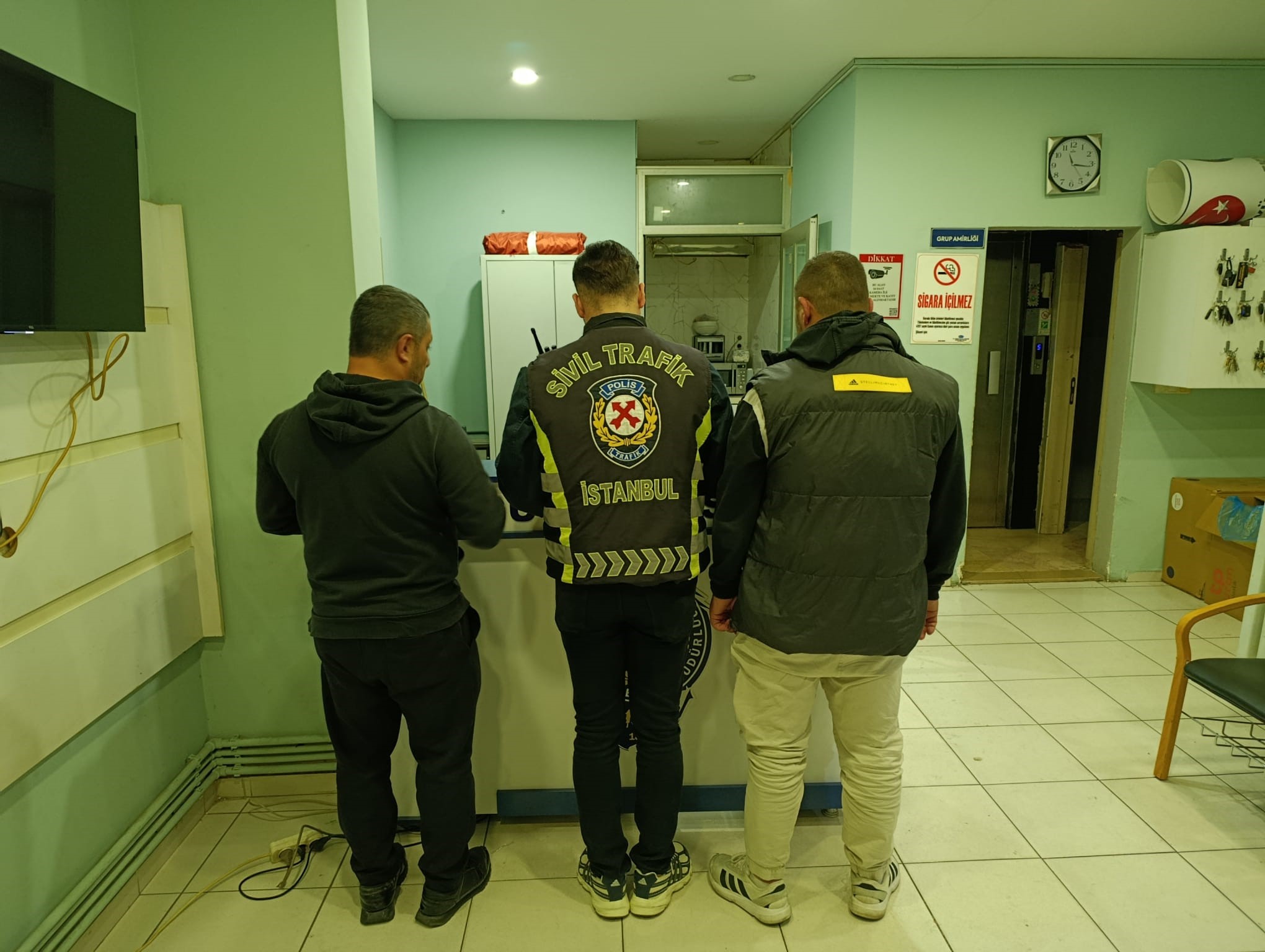 İstanbul Büyükçekmece’de trafikte yaşanan “yol verme” tartışması, bir sürücünün önünün