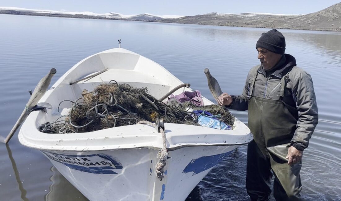 Kars’ın Arpaçay ilçesinde, kış boyunca buzla kaplı olan Çıldır Gölü’nde