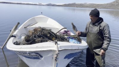 Kars’ın Arpaçay ilçesinde, kış boyunca buzla kaplı olan Çıldır Gölü’nde