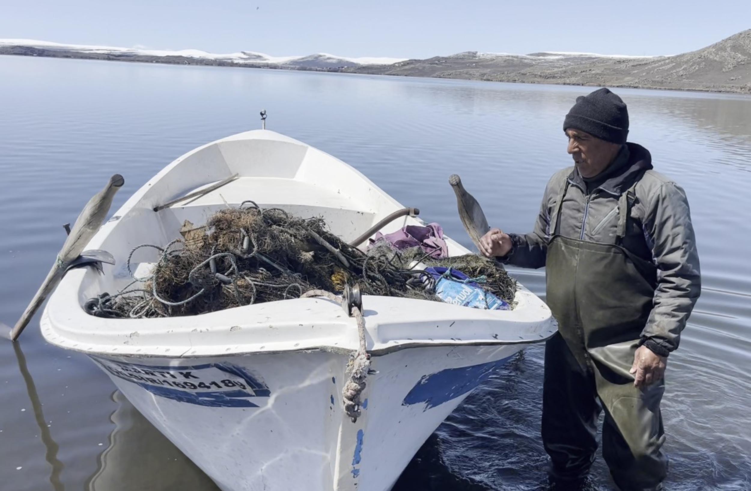 Kars’ın Arpaçay ilçesinde, kış boyunca buzla kaplı olan Çıldır Gölü’nde