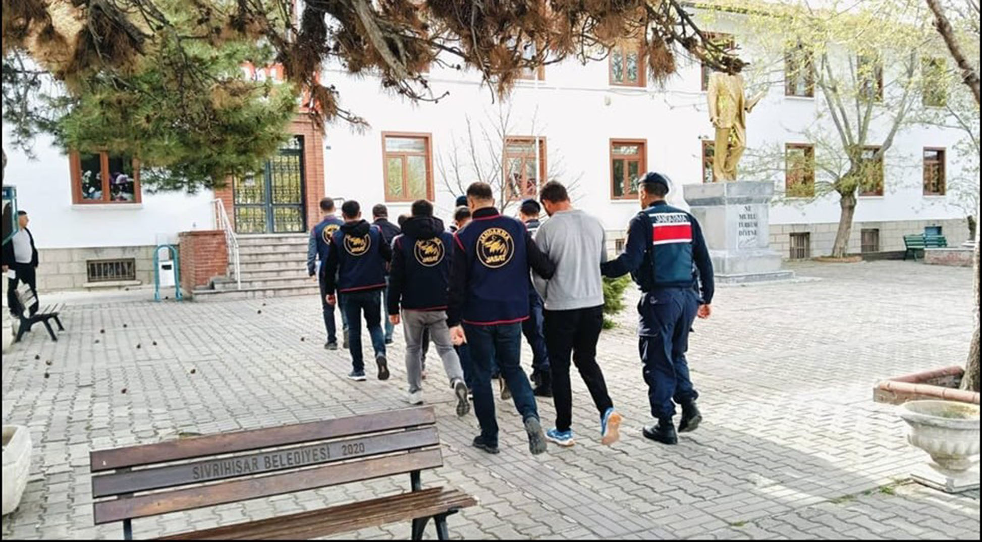 Eskişehir’in Sivrihisar ilçesinde, ahırda görevli çobanları Ankara’ya hamama götürerek oyalayan