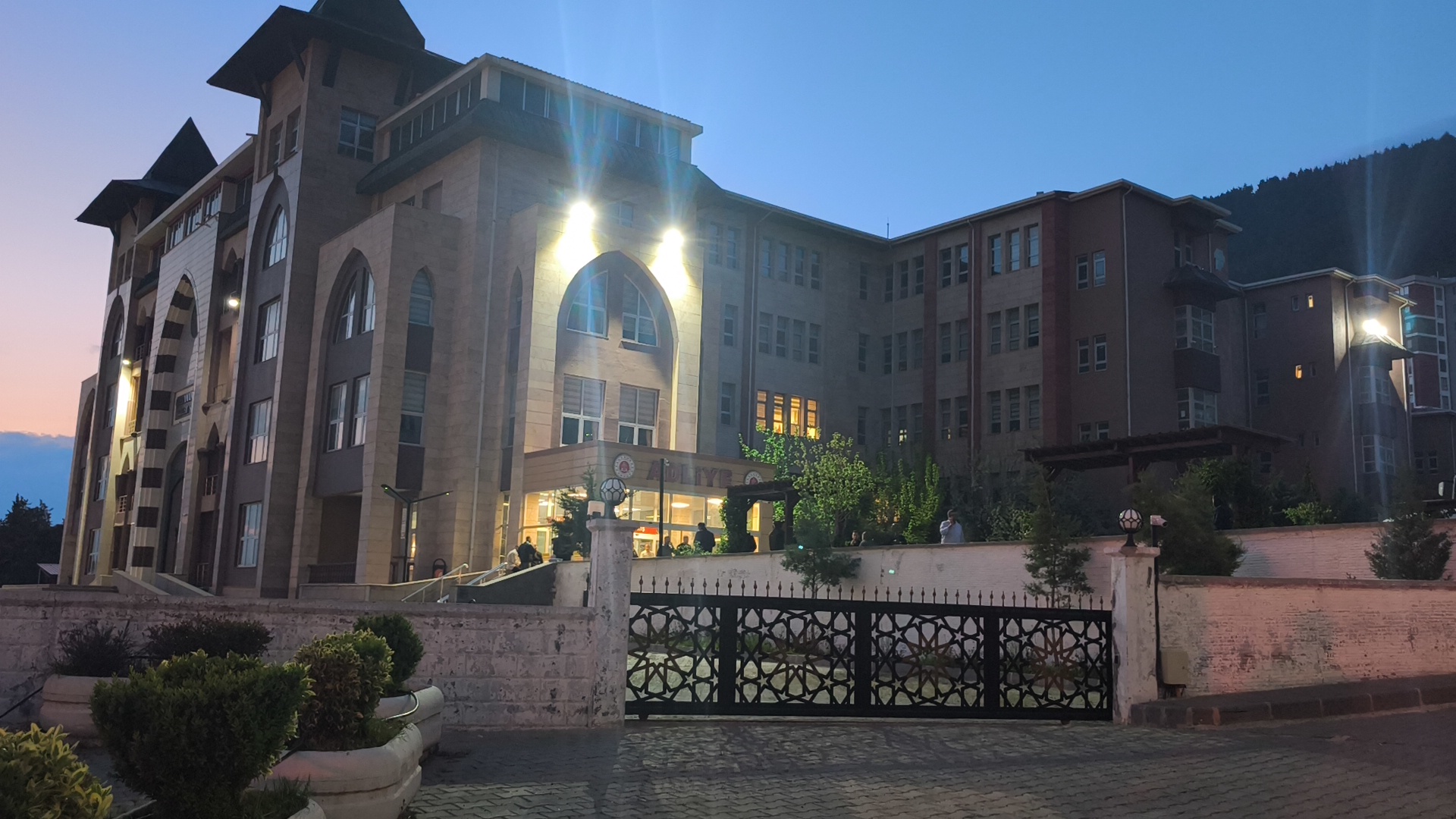 Kahramanmaraş merkezli depremlerde 35 kişinin yaşamını yitirdiği Ezgi Apartmanı’nın yıkılmasına