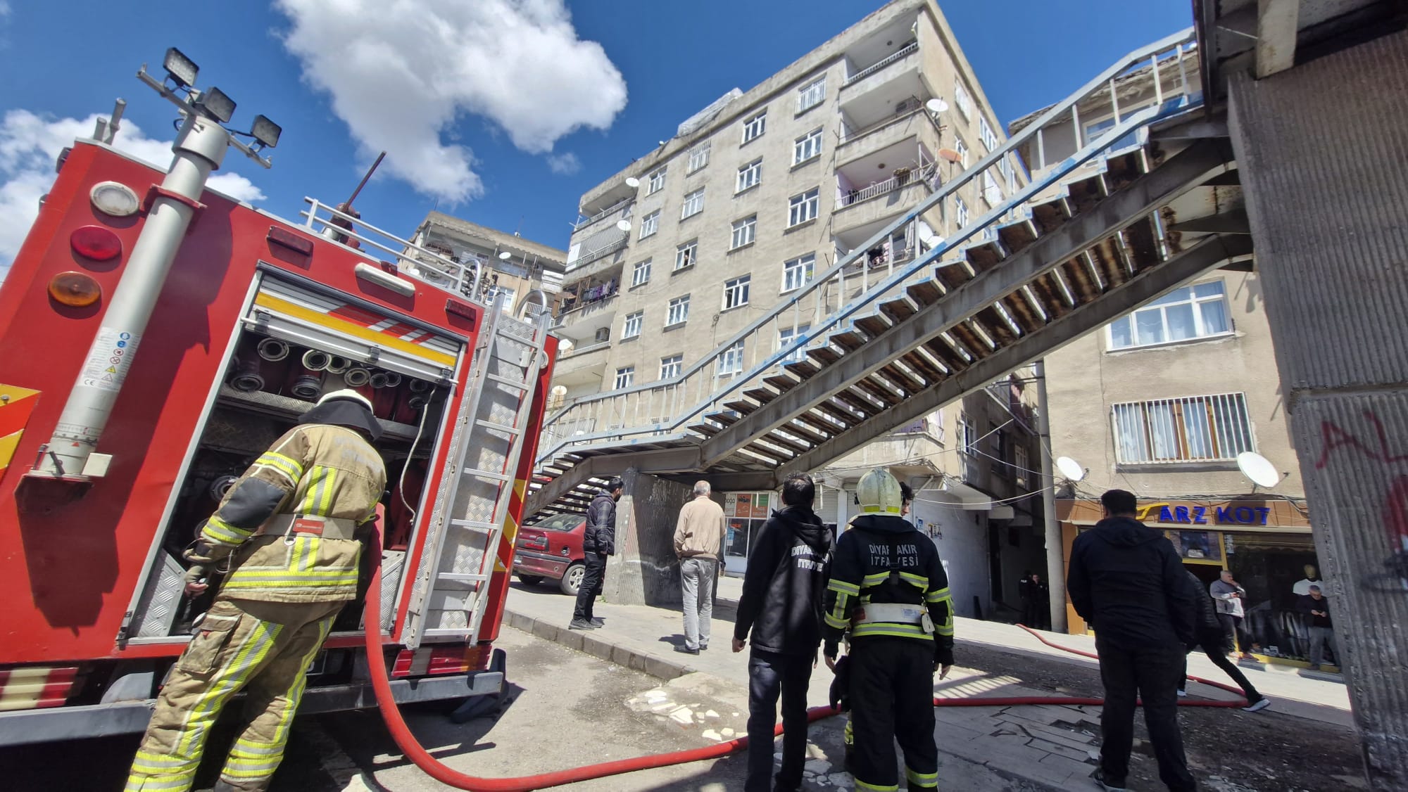 &nbsp; Diyarbakır’ın Bağlar ilçesinde 6 katlı bir apartmanın bacasında çıkan