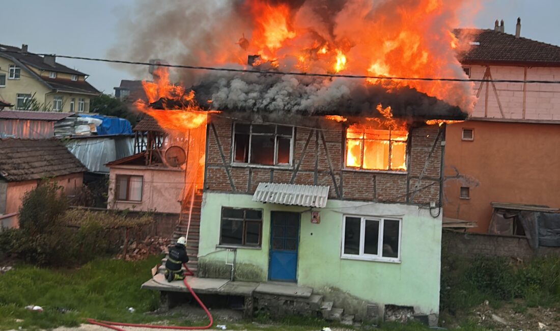 Düzce’nin Hamidiye Mahallesi’nde sabah saatlerinde meydana gelen yangında iki katlı