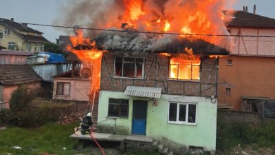 Düzce’nin Hamidiye Mahallesi’nde sabah saatlerinde meydana gelen yangında iki katlı