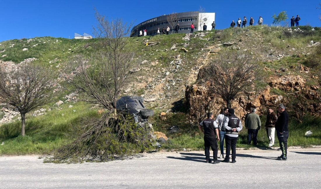 Kütahya’nın Tavşanlı ilçesinde, sürücüsünün el frenini çekmeyi unuttuğu otomobilin hareket