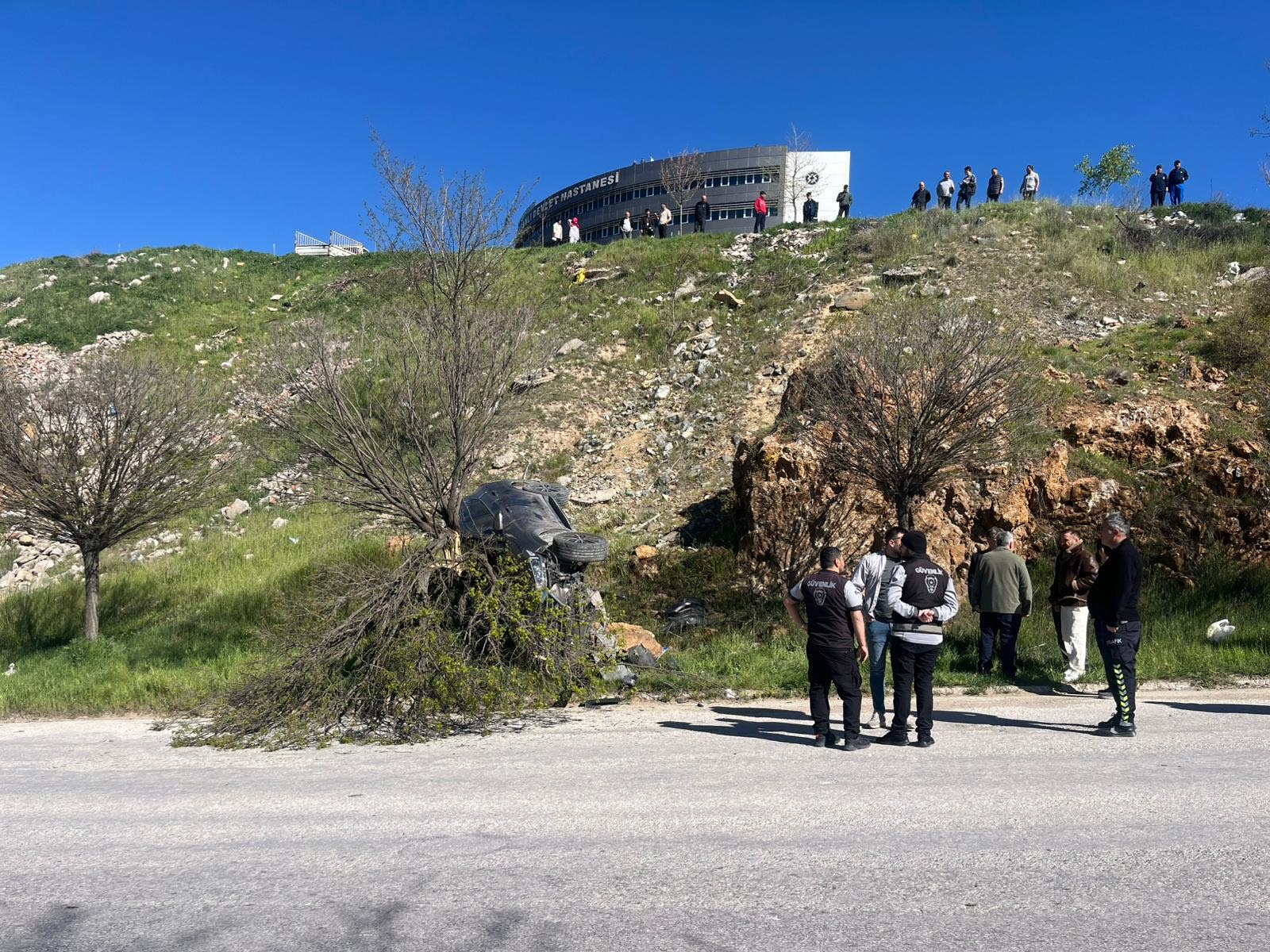 Kütahya’nın Tavşanlı ilçesinde, sürücüsünün el frenini çekmeyi unuttuğu otomobilin hareket