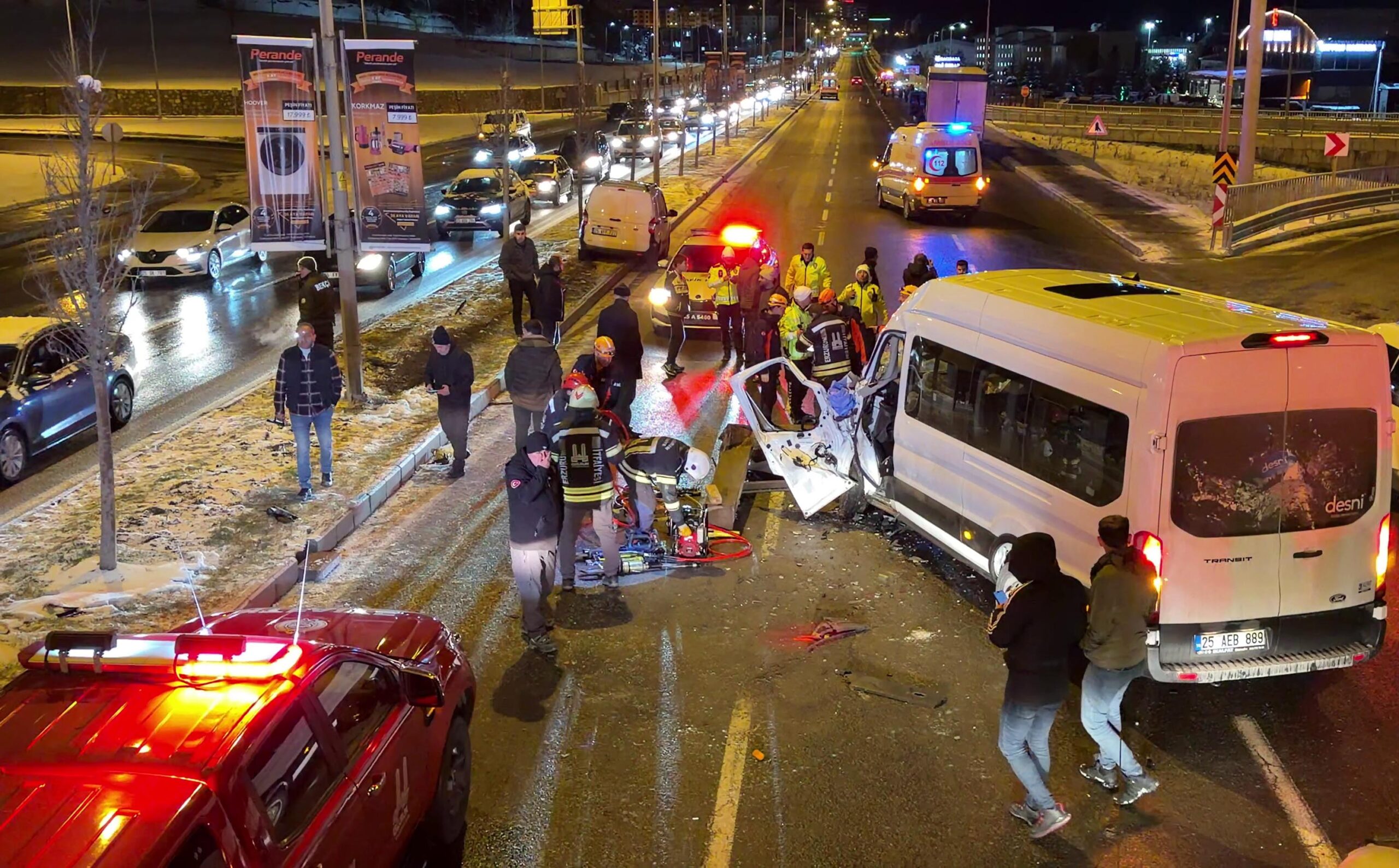 Erzurum’da kar yağışının ardından buz pistine dönen yolda meydana gelen