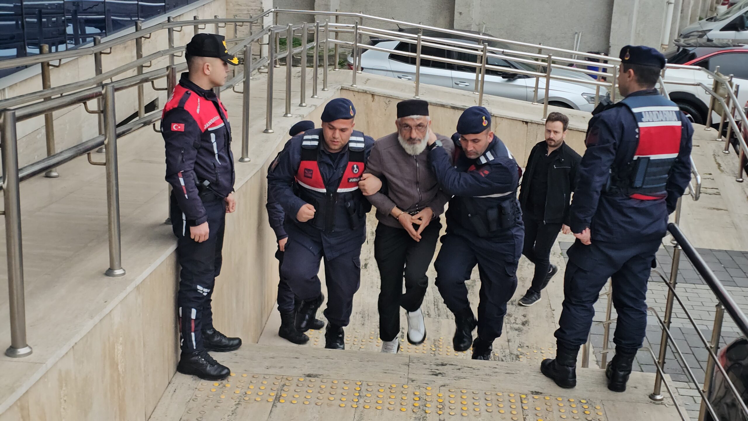 Zonguldak’ın Kilimli ilçesinde, boşanma aşamasındaki eşi Tülay Ündeş ve kayınvalidesi