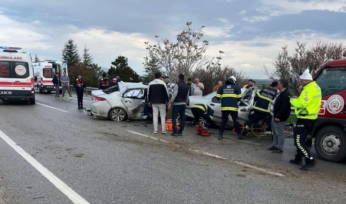 Eskişehir’de sürücüsünün kontrolünden çıkan bir otomobilin karşı şeride geçerek başka