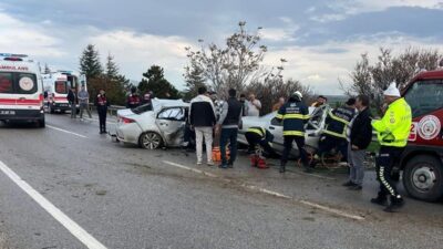 Eskişehir’de sürücüsünün kontrolünden çıkan bir otomobilin karşı şeride geçerek başka