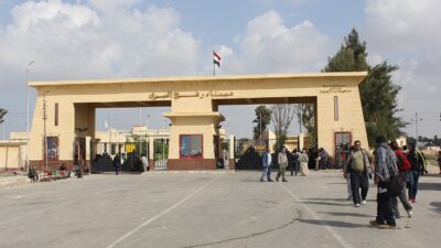 İsrail makamlarının, Gazze Şeridi’nin dünyaya açılan tek kapısı olan Refah