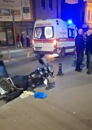 İstanbul Fatih’te ambulans ile motosikletin çarpışması sonucu meydana gelen feci