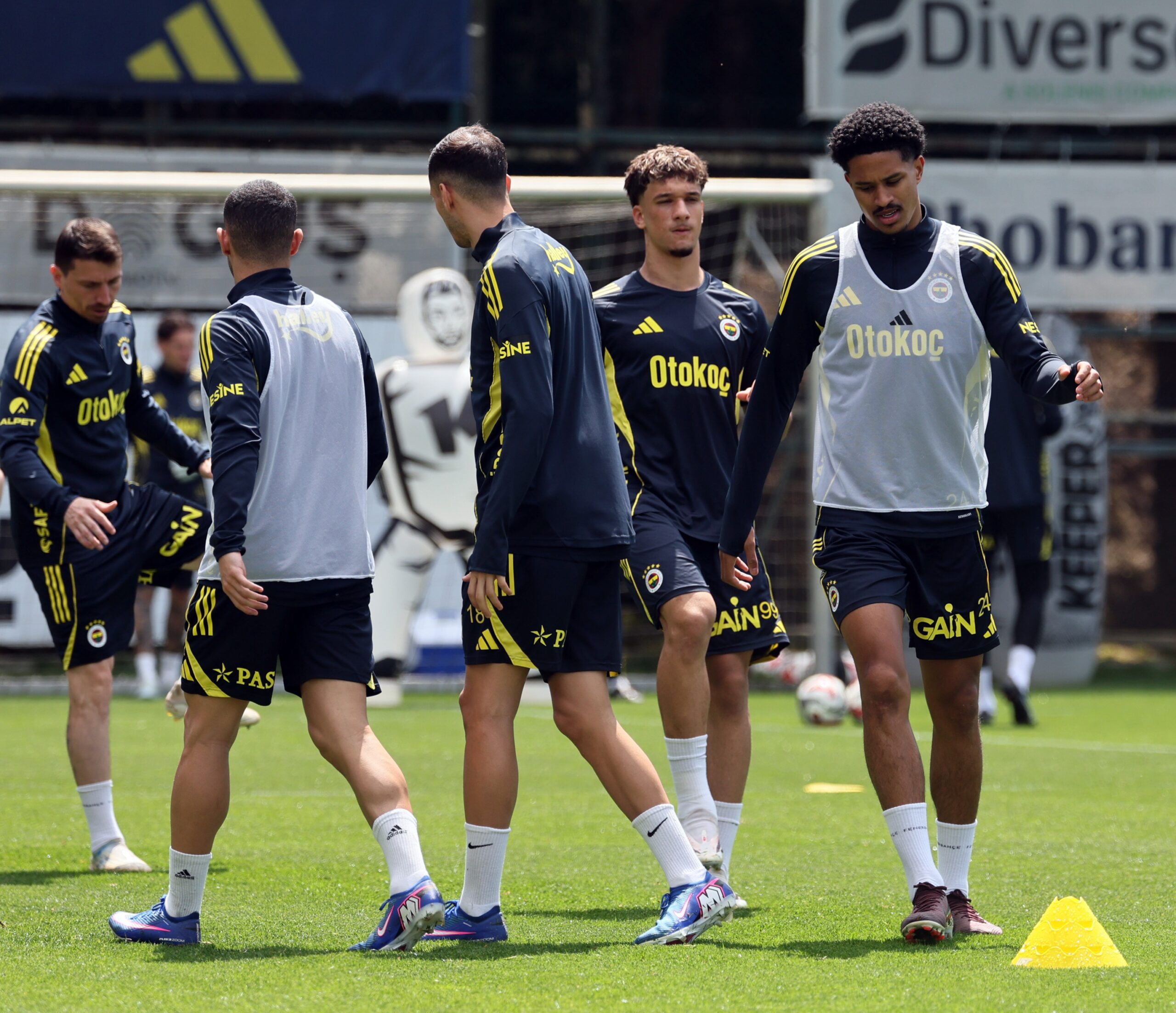 Fenerbahçe, Trendyol Süper Lig’in cumartesi akşamı oynanacak olan maçında kendi