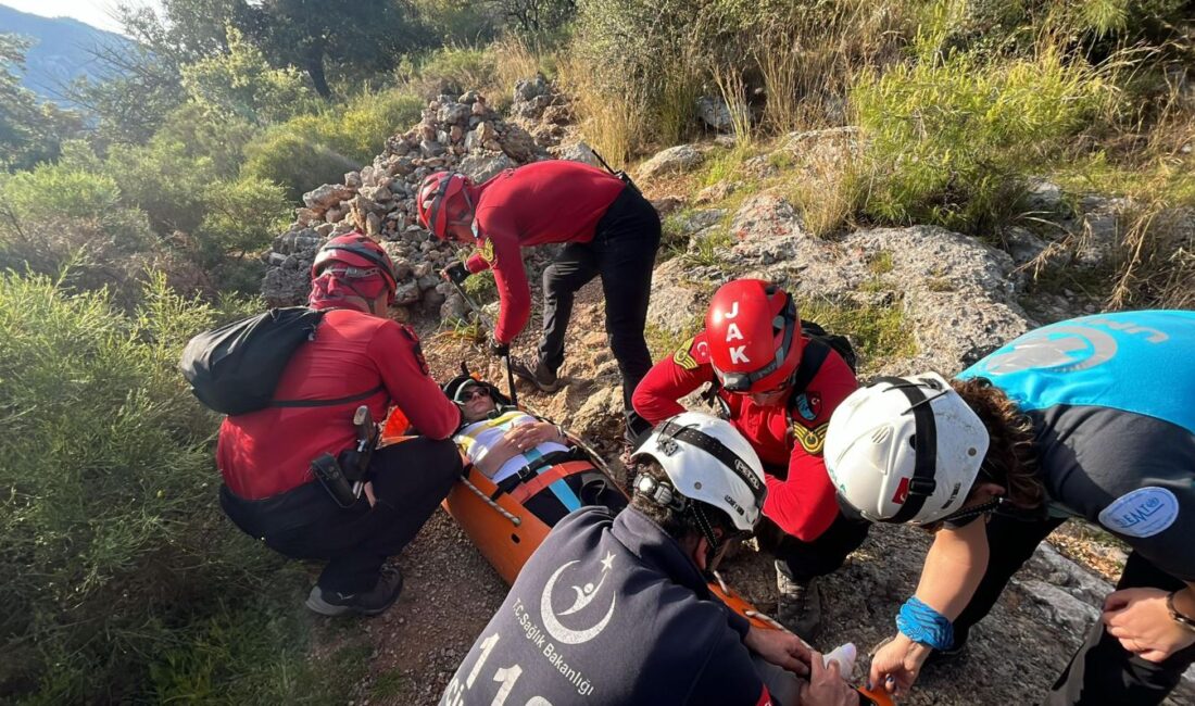 Muğla’nın Fethiye ilçesinde eşiyle birlikte yürüyüşe çıkan F.D., düşerek ayağını