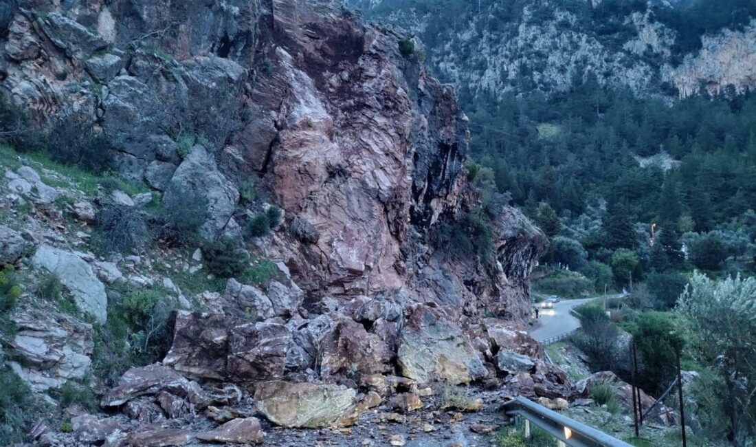 Muğla’nın Fethiye ilçesinde gece saatlerinde meydana gelen heyelan nedeniyle, bölgenin