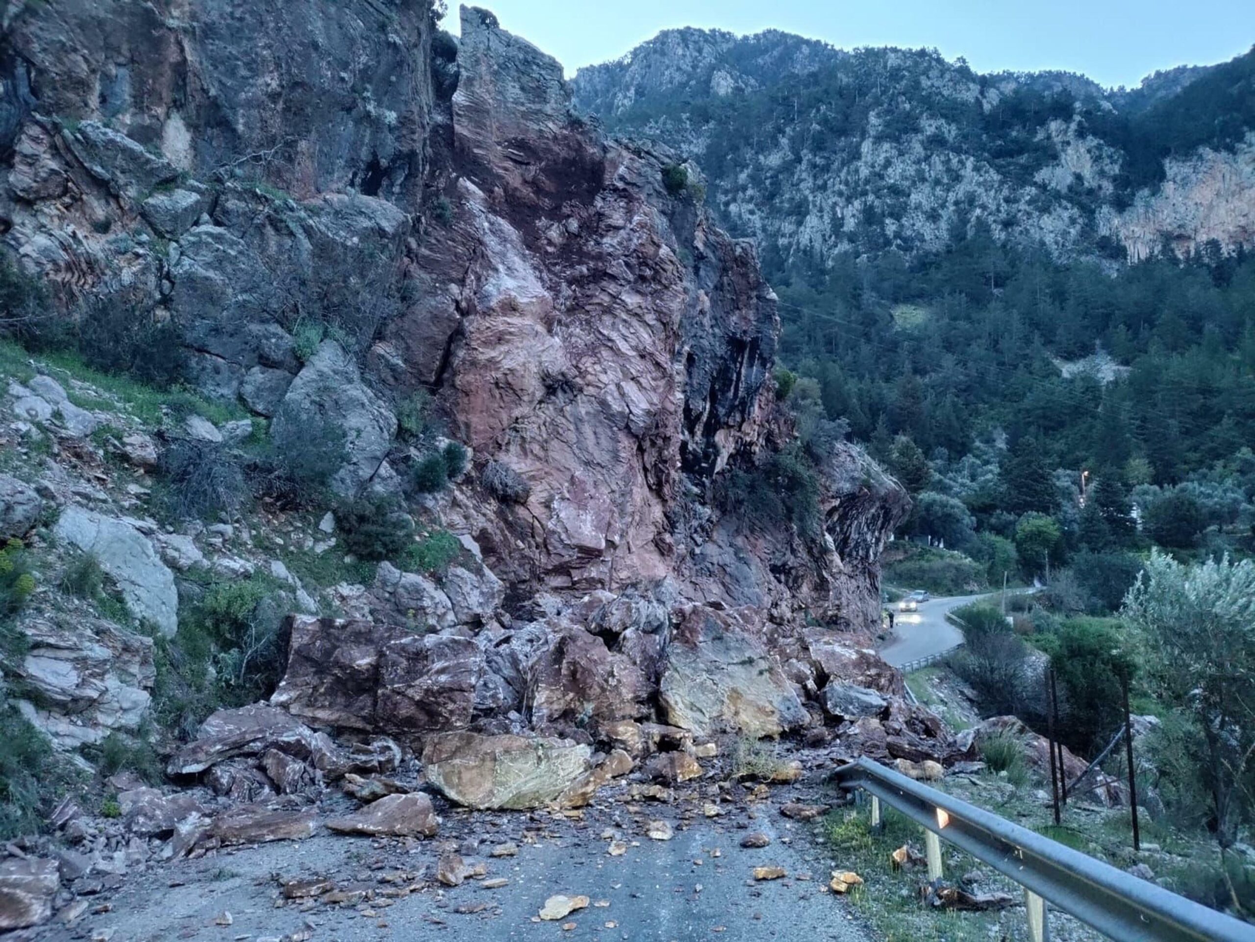 Muğla’nın Fethiye ilçesinde gece saatlerinde meydana gelen heyelan nedeniyle, bölgenin