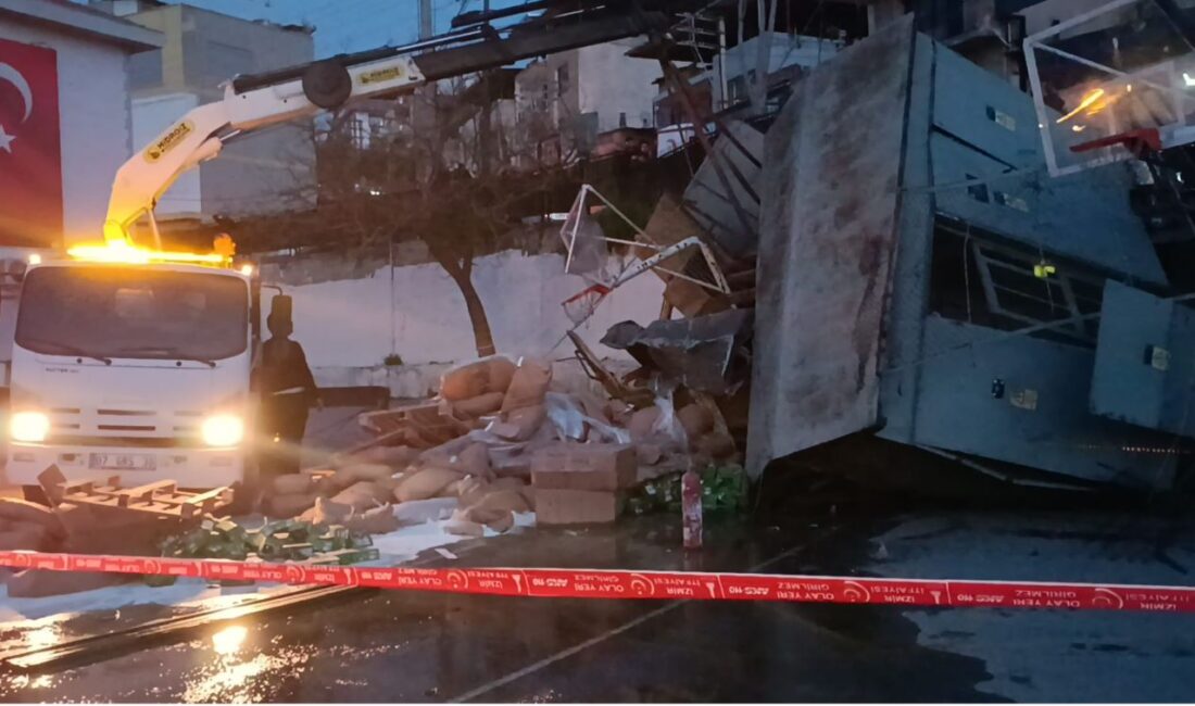 İzmir’in Konak ilçesinde freni boşalan pirinç unu yüklü kamyon, önce